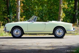 Alfa-Romeo-Giulia-1600-Spider-Tipo-101-Pale-Yellow-Jaune-Pale-Hellgelb-02.jpg