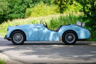Triumph-TR3-1957-Small-Mouth-Powder-Blue-02.jpg