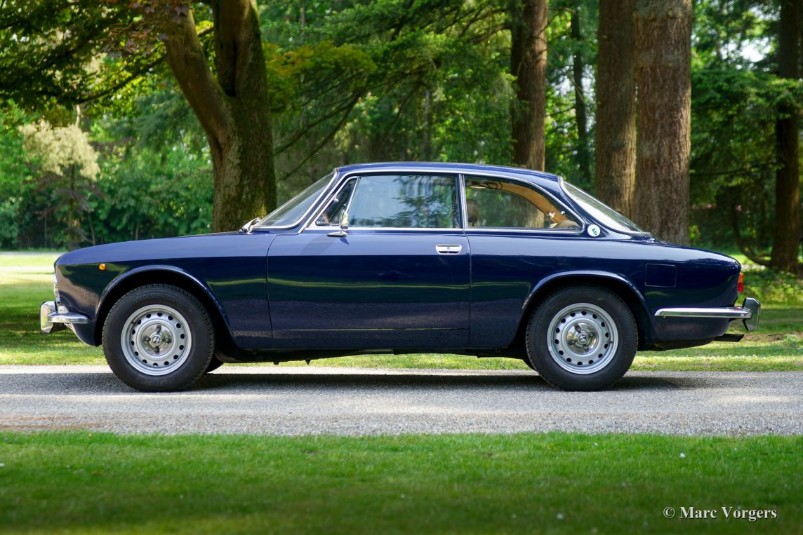 Alfa Romeo Giulia 00 Gtv 1972 Classicargarage De