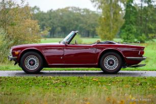 Triumph-TR6-1974-Damson-Dark-Red-Rouge-Fonce-Dunkelrot-02.jpg