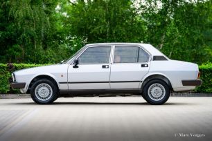 Alfa-Romeo-Alfetta-2L-QV-1983-Silver-Metallic-02.jpg